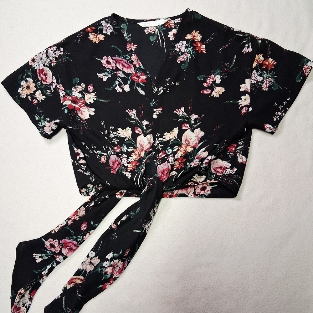 4/20$ Urban Outfitters Black Floral Tie-Front Blouse